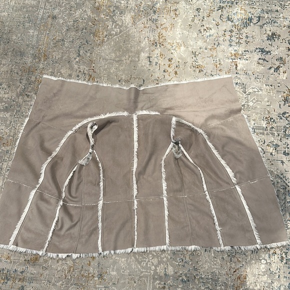 Cupcakes and Cashmere Faux Suede/Furry Vest - Picture 4 of 5